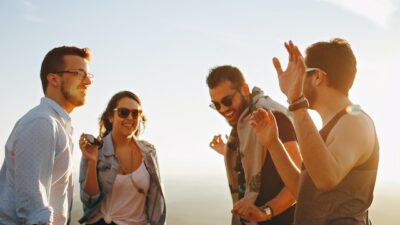 Grupo de amigos riendo al aire libre
